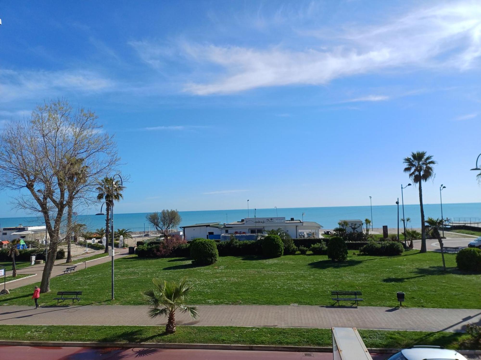 Hotel Promenade Porto SantʼElpidio Exteriör bild