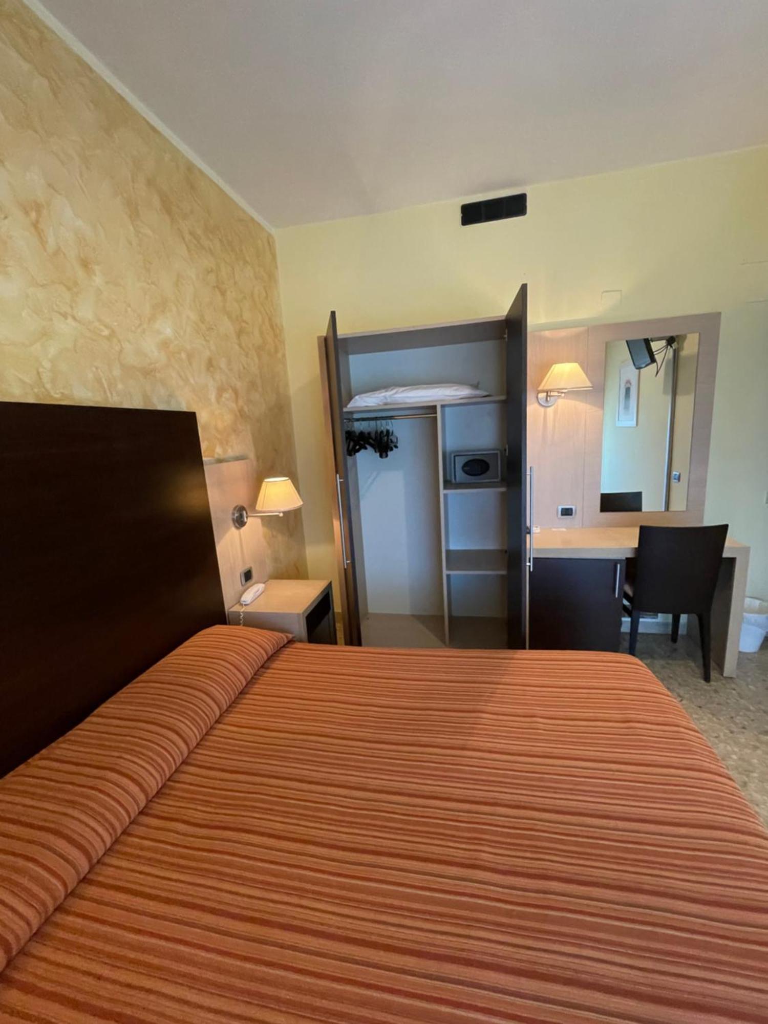 Hotel Promenade Porto SantʼElpidio Exteriör bild