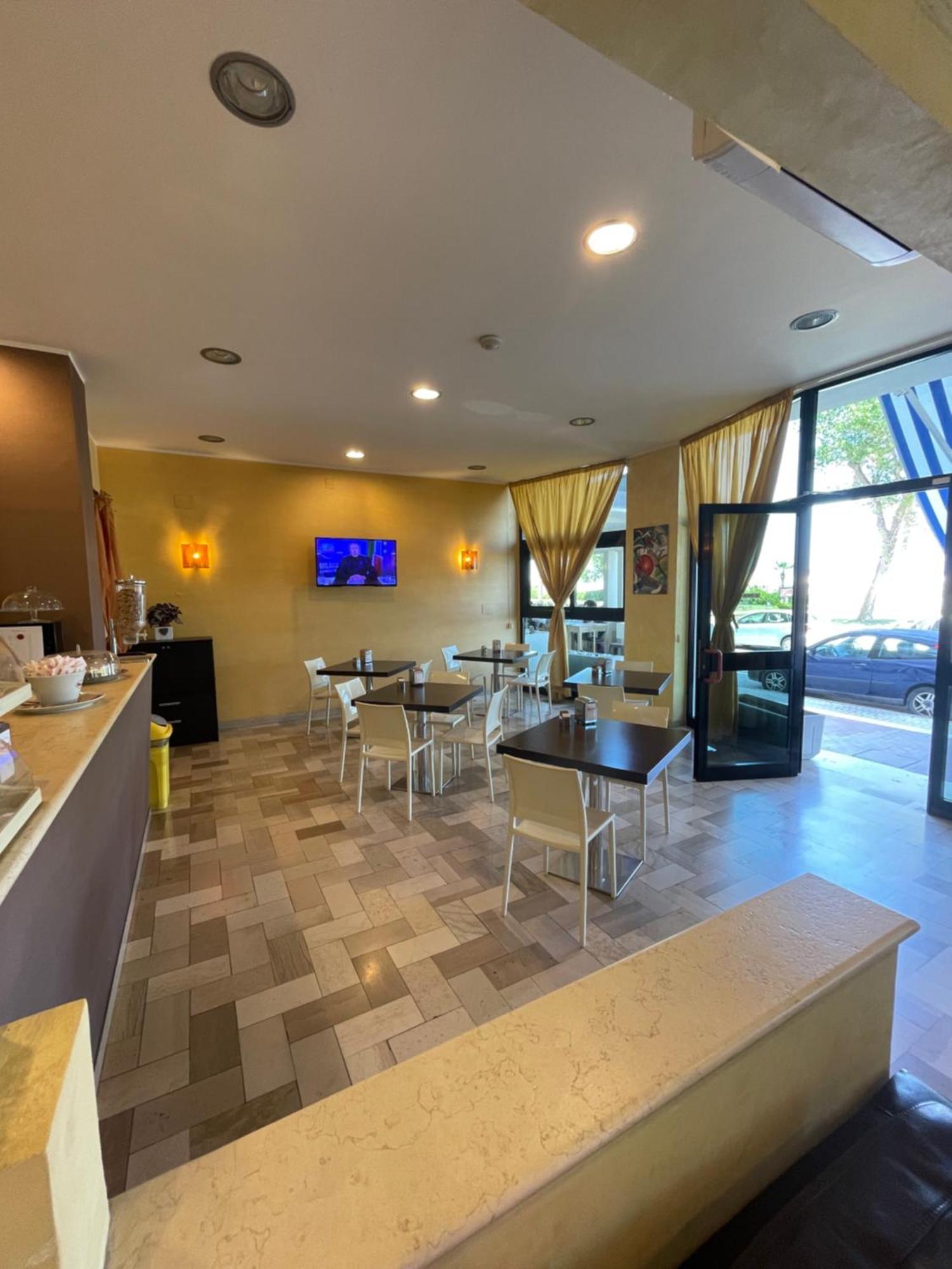 Hotel Promenade Porto SantʼElpidio Exteriör bild