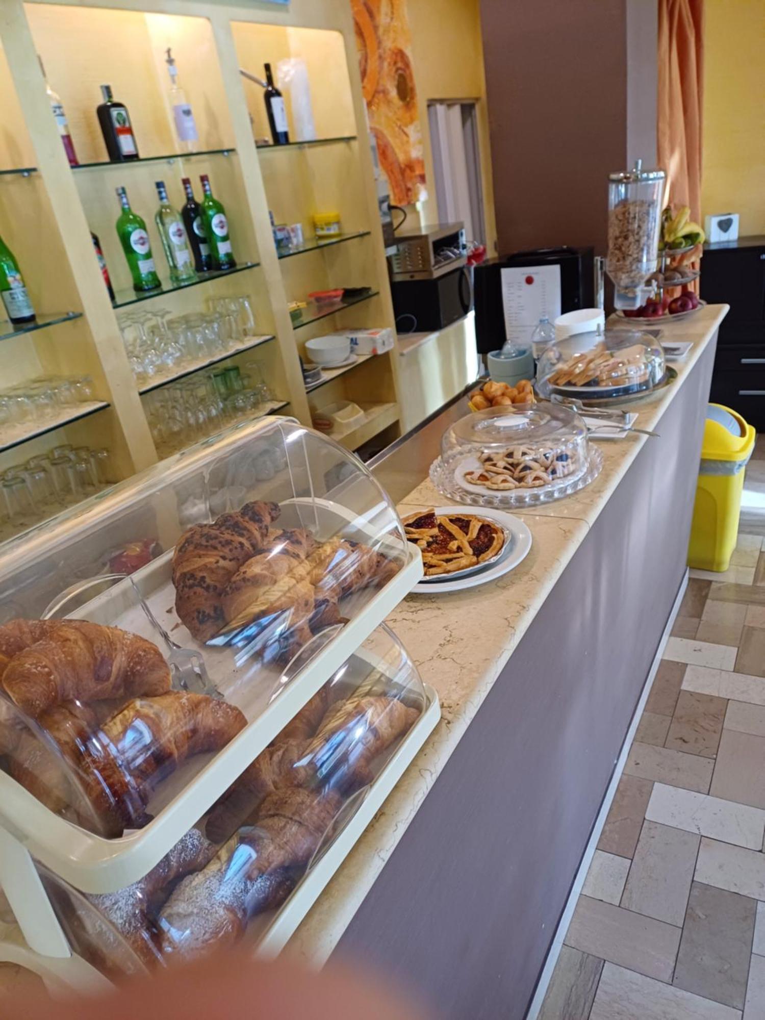 Hotel Promenade Porto SantʼElpidio Exteriör bild